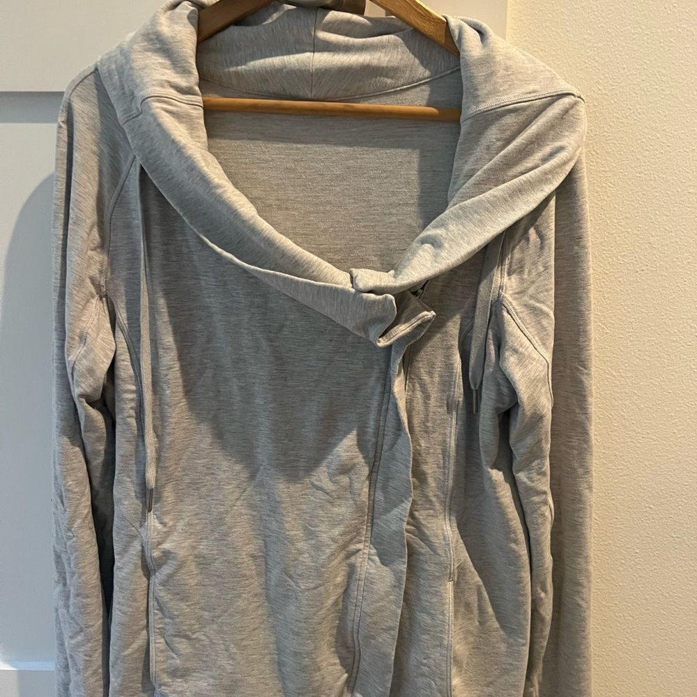 Lululemon Gray Zip Up Jacket w Thumb Holes Sz 10